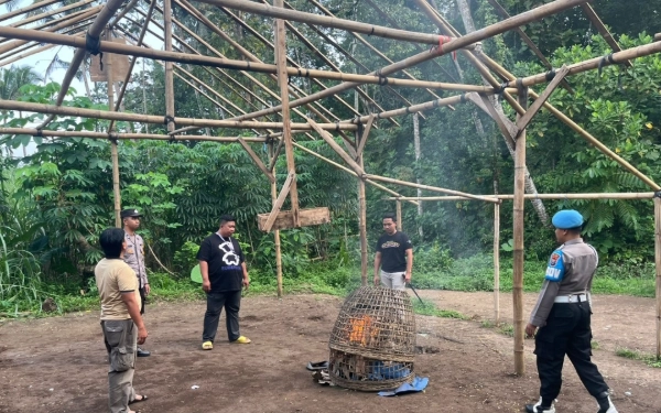Thumbnail Berita - Polres Malang Bakar Arena Sabung Ayam di Gedangan
