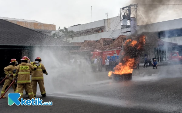 Thumbnail Berita - Tak Hanya Kebakaran, Damkar Kabupaten Malang Sigap Evakuasi Ular Kobra