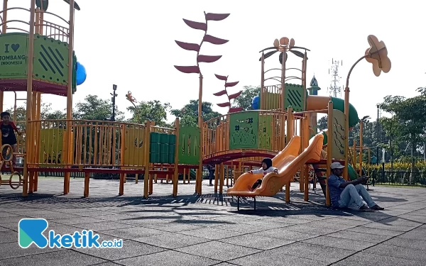 Thumbnail Anak-anak juga bisa bermain di area playground yang luas di area ini.