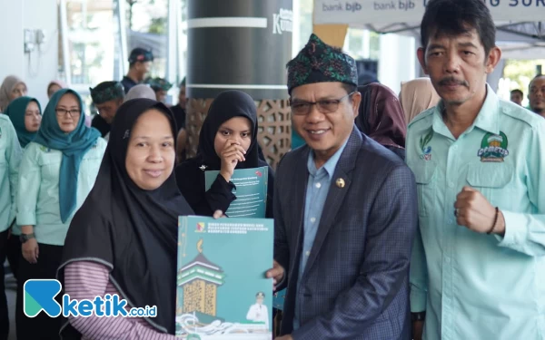 Thumbnail Berita - Bupati Bandung Realisasikan Janji Bagikan Puluhan Ribu NIB Gratis untuk UMKM