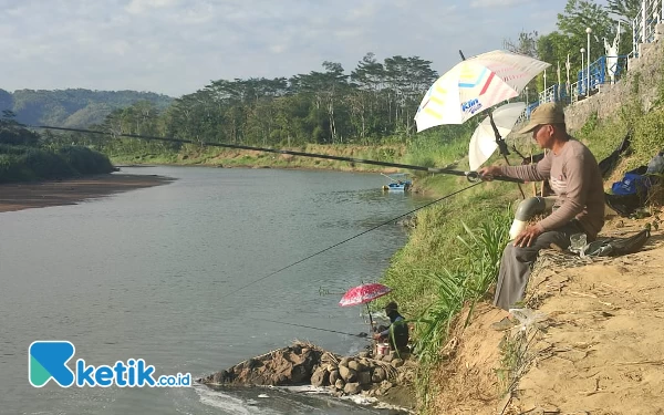 Thumbnail Merasakan Sensasi Unik Memancing di Pinggir Sungai Grindulu Kabupaten Pacitan