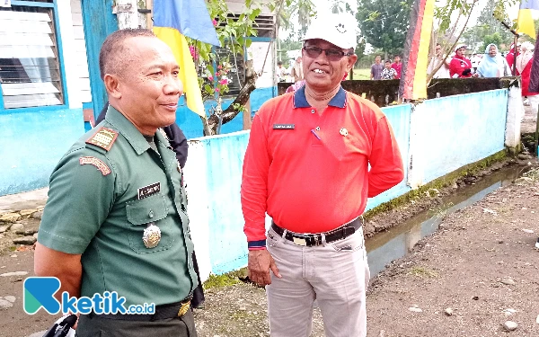 Thumbnail Danramil 06 Ujung Gading Kapt. Inf Lilik Surianto bersama Camat Lembah Melintang, Syaiful Am memegang bendera starter dalam lomba gerak jalan antar kejorongan (setingkat RT) di Kecamatan Lembah Melintang Pasaman Barat, Sumatera Barat pada Kamis, 15 Agustus 2024. (Foto: Wawan/ketik.co.id)