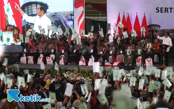 Thumbnail Berita - Presiden Jokowi Bagikan 5 Ribu Sertipikat Tanah di Sidoarjo, Ribuan Penerima Bersukacita