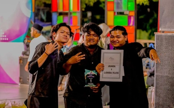 Thumbnail Berita - Ajak Milenial Ramaikan Masjid Al-Akbar Surabaya, Mahasiswa Unair Raih Juara 1 Lomba Vlog