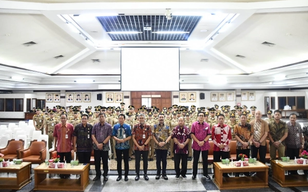 Foto Para Praja IPDN berfoto bersama Rektor IPDN Hadi Prabowo dan Sekdaprov Jateng Sumarno. (Foto: Dok. IPDN)