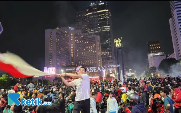 Foto Suporter mengibarkan bendera merah putih di kawasan Bundaran HI, Jakarta. (Foto: Tangkapan layar video)