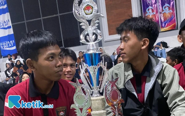 Foto Tim PASMASKA membawa piala juara potensial 3 di Lomba Gerak Langkah Kreasi (Foto: Yudi for Ketik.co.id)