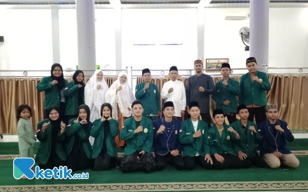 Thumbnail Siswa siswi SMA Negeri 1 Lembah Melintang, Pasaman Barat, Suamtera Barat, berfoto bersama dalam kegiatan Safari Ramadan, 16 Maret 2025. (Foto: Wawan/Ketik.co.id)