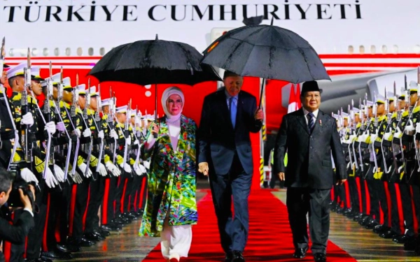 Thumbnail Berita - Rintik Hujan Iringi Prabowo Sambut Kedatangan Presiden Erdogan di Halim