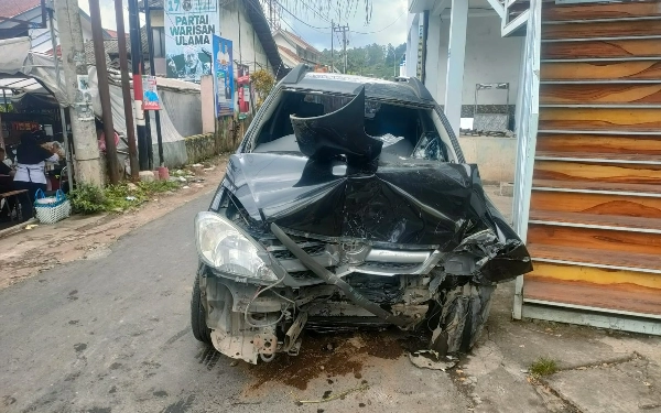 Foto Kondisi Mobil Innova yang menabrak Gapura Dusun Srebet Desa Pesanggrahan Kota Batu Jawa Timur, Minggu (4/2//2024). (Foto: Sholeh/ketik.co.id)