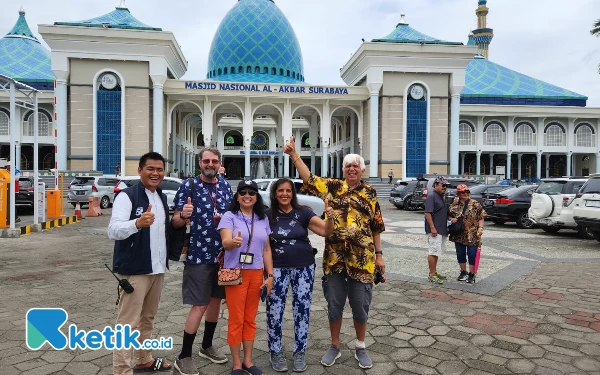Thumbnail Berita - Kunjungi Masjid Al-Akbar Surabaya, Rombongan Turis AS: Sungguh Indah!