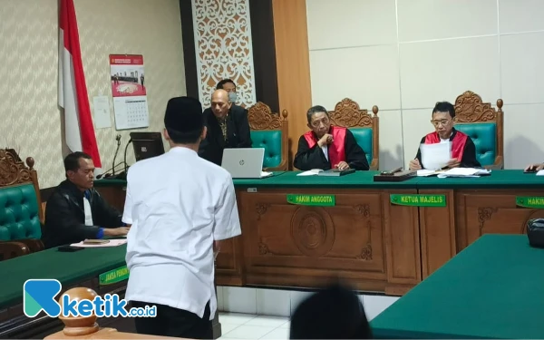 Thumbnail Cabuli Murid Sendiri, Guru SMPN Sidoarjo Divonis 7,5 Tahun Penjara dan Denda Rp 5 Miliar