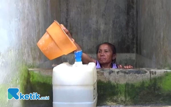 Foto Potret warga Pacitan yang mengambil air di kamar mandi rumah lantaran dipermudah berkat penyediaan sambungan rumah tangga (SR). (Foto: Al Ahmadi/Ketik.co.id)