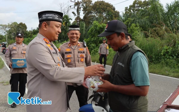 Ngabuburit, Polres Abdya Bagi Takjil Gratis untuk Warga di Babahrot