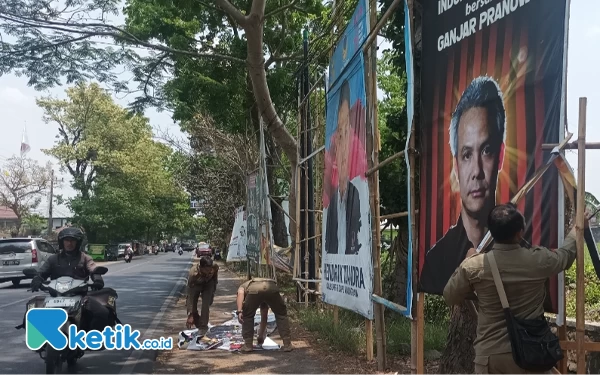 Langgar Perda, Satpol PP Tertibkan Baliho Partai, Bacapres dan Bacaleg di Kabupaten Malang