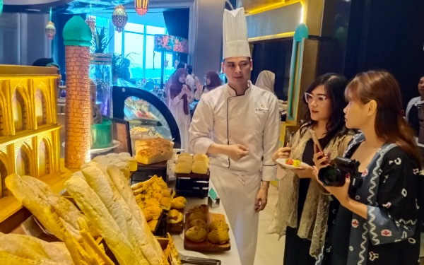 Foto Selebgram  Evana  (tengah) didampingi Chef Ferdi menikmati kue hidangan Ramadan. (Marno/Ketik.co.id)