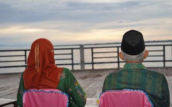 Thumbnail Berita - Momen Romantis Ma'ruf Amin dan Istri Nikmati Senja di Kaimana