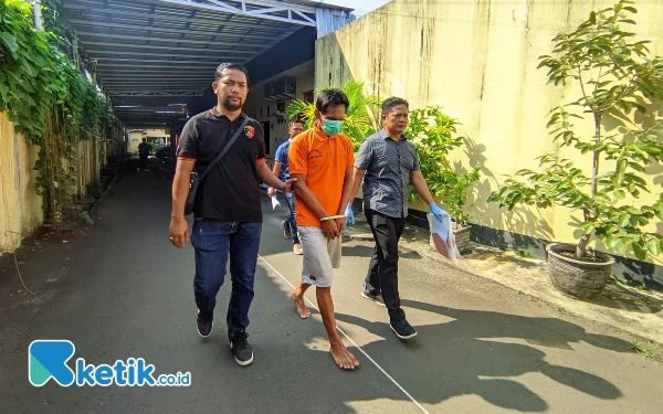 Foto Polisi tengah mengarak pelaku penggelapan motor di Polres Pacitan. (Foto: Al Ahmadi/Ketik.co.id)