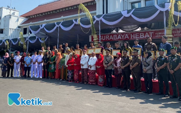 Hari Jadi Kota Surabaya Ke-730, Eri Cahyadi Bagikan 206 Penghargaan