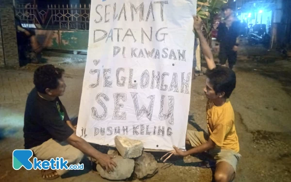 Habis Jalan Kletek di Sidoarjo, Warga Sukodono Tanam Puluhan Pohon Pisang di Jalan Rusak