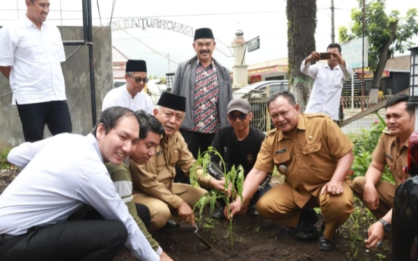 Thumbnail Berita - Tekan Stunting, Bupati Malang Launching Miracle Project dengan Menanam Bibit Kelor