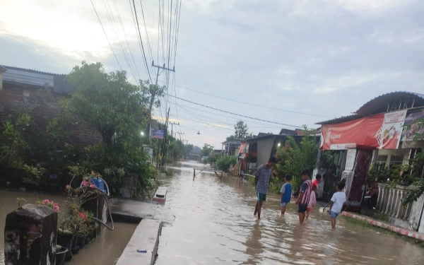 Thumbnail Berita - Kali Lamong di Gresik Meluap, Banjir Rendam Kecamatan Balongpanggang dan Benjeng