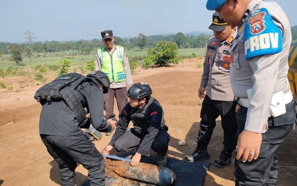 Brimob Musnahkan Bom Aktif Sisa Perang Dunia Temuan Warga di Kabupaten Malang