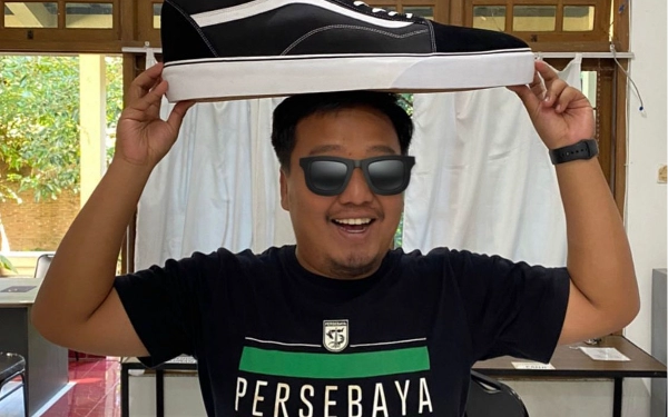 Thumbnail Berita - Bermula Hobi Kumpulkan Sepatu, Dokter Persebaya Tekuni Bisnis Jual Beli Sepatu