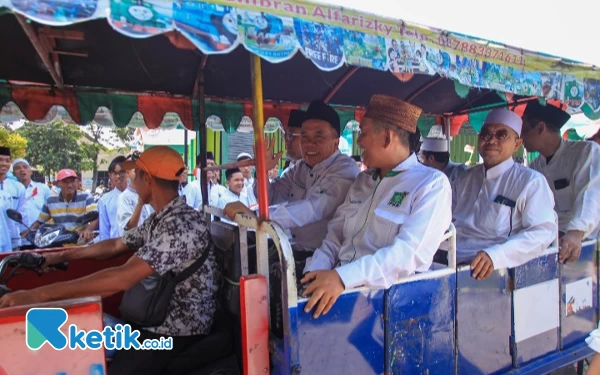 Foto Gus Mujib naik odong-odong menuju Kantor DPC PKB Pasuruan. (Foto: Zainurrifan/Ketik.co.id)