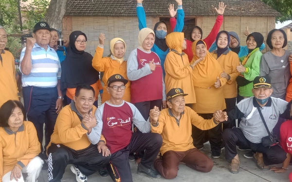 Foto Komunitas  Lansia Piveri - Veteran Tandes selesai senam di pantai Pasir Putih Situbondo Minggu lalu
(Foto: Sujono for Ketik.co.id)