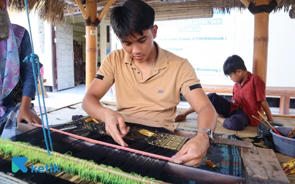 Thumbnail Berita - Sebelum Jajal Sirkuit Mandalika, Mario Aji Belajar Menenun Kain Songket Lombok