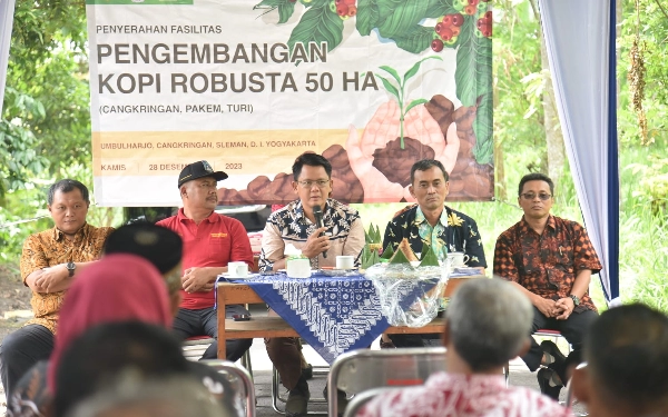 Foto Wabup Sleman Danang Maharsa memberikan pengarahan dalam acara penyerahan fasilitas pengembangan kopi Robusta 50 hektar. (Foto: Humas Pemkab Sleman)