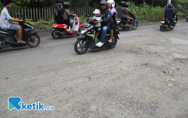 Thumbnail Sambat Jalan Rusak Parah di Kletek, Sidoarjo, Pengendara: Kalau Belum Ada Korban Parah Tidak Diperbaiki!
