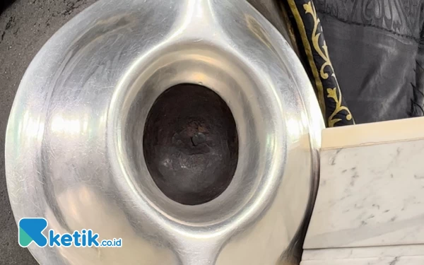 Thumbnail Masya Allah! Begini penampakkan Hajar Aswad Batu Surga terkini saat difoto dari shaf pertama depan Ka’bah Masjidil Haram. (Foto: Kiagus Firdaus/Ketik)