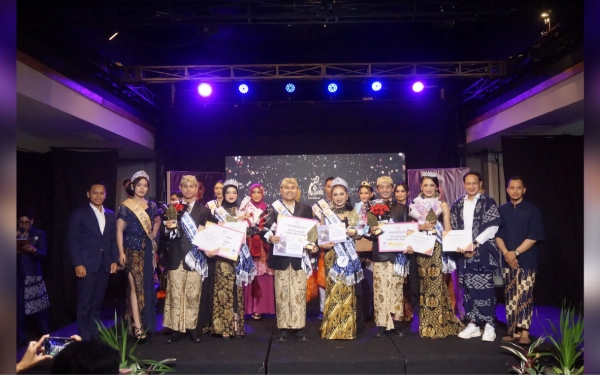 Thumbnail Grand Final Putra Putri Batik Jabar 2025 berlangsung meriah dan semarak. (Foto: Putra Putri Batik Jabar for Ketik.co.id)