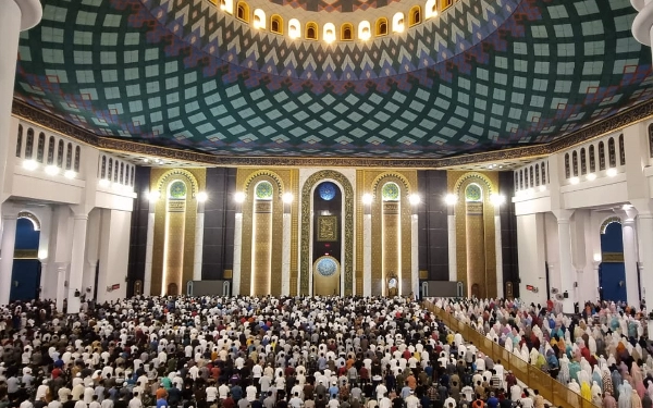 Foto Jemaah salat tarawih demgan khusyuk di Masjid Nasional Al-Akbar Surabaya, Rabu (22/3/2023). (Foto: Humas Masjid Al-Akbar)