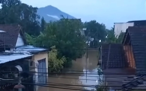 Thumbnail Berita - Banjir dan Longsor d Trenggalek, Enam Warga Belum Ditemukan