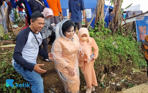 Thumbnail Berita - Nanny Hadi Tjahjanto Rela Terjang Hujan Bantu Korban Gempa Cianjur