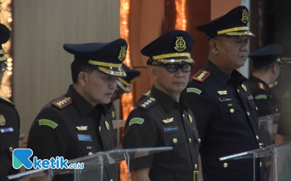 Foto Dede Sutisna (kiri) dilantik menjadi Kepala Kejari Kota Madiun, Selasa (7/11/2023). (Foto : M.Khaesar/Ketik.co.id)