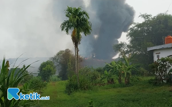 Foto Kepulan asap hitam imbas kebakaran gunung sampah.