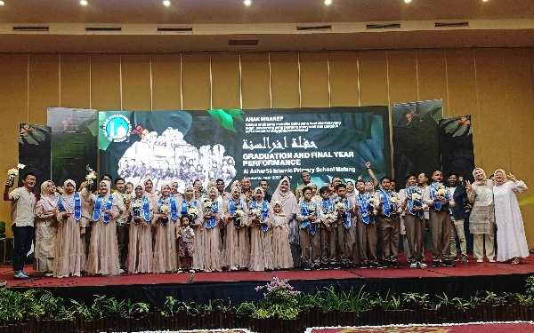 Foto Haru dan bahagia saat para wisudawan berfoto bersama orang tuanya.