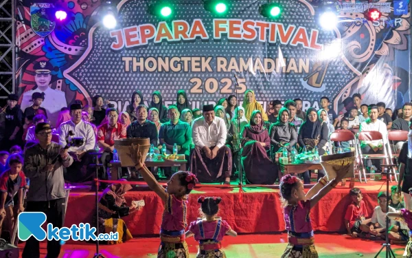 Foto Para peserta unjuk kebolehan di hadapan para juri dan penonton Festival Thongtek 2025 di Kelurahan Panggang Jepara, Jawa Tengah, Jumat (21/3/2025) (Foto: Malik Naharul/Ketik.co.id)