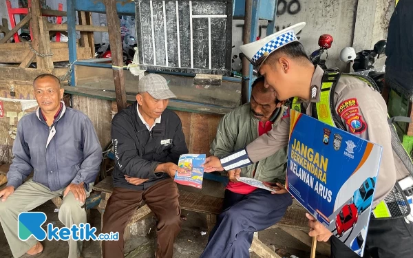 Cegah Kecelakaan, Satlantas Polres Malang Sebar Pamflet Tertib Lalu Lintas