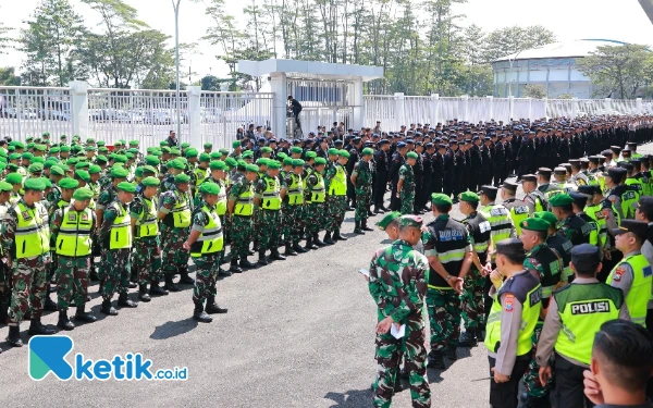 Foto Petugas gabungan saat apel pengamanan Arema FC vs Persik di Stadion Kanjuruhan. (Foto: Binar Gumilang/Ketik.co.id)