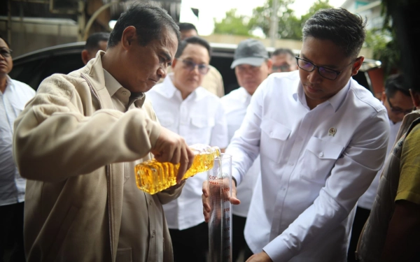 Thumbnail Sidak, Mentan Temukan 7 Perusahaan Curangi Isian MinyaKita di Pasar Tambahrejo Surabaya