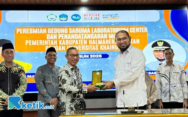 Thumbnail Bupati Halsel, Bassam Kasuba (kanan) dan Rektor Universitas Khairun Ternate, Dr M. Ridha Ajam, M. Hum, saat serah terima secara simbolis gedung Saruma, Rabu 12 Februari 2025. (Foto: Mursal Bahtiar/Ketik.co.id)