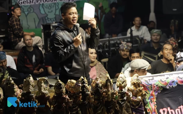 Foto Bupati Bandung Dadang Supriatna menggelar program Bunga Desa dengan pagelaran wayang golek di Desa Sukanagara Kec Soreang Kab  Bandung.