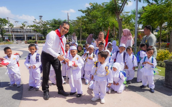 Mercure Surabaya Grand Mirama bagikan Bendera Merah Putih di Taman Suroboyo