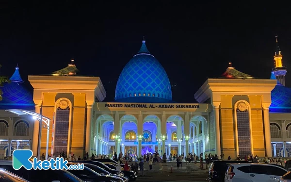 Khusyuknya Tarawih Pertama di Masjid Al-Akbar Surabaya