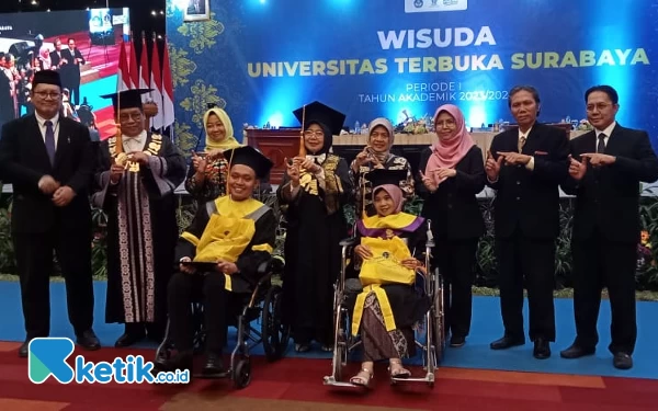 Foto Pimpinan UT bersama wisudawan disabilitas (Foto: Fatimah/Ketik.co.id)